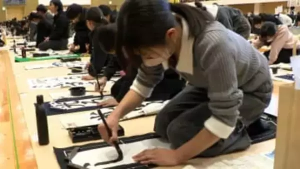 「もっともっと練習して上手くなりたい」書き初め大会 700人以上の子どもたちが一堂に＝静岡市