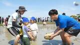 「田んぼで“泥んこラグビー” 園児と静岡ブルーレヴズの選手が触れ合い＝静岡・袋井市」の画像1