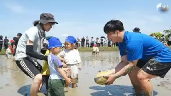 田んぼで“泥んこラグビー” 園児と静岡ブルーレヴズの選手が触れ合い＝静岡・袋井市