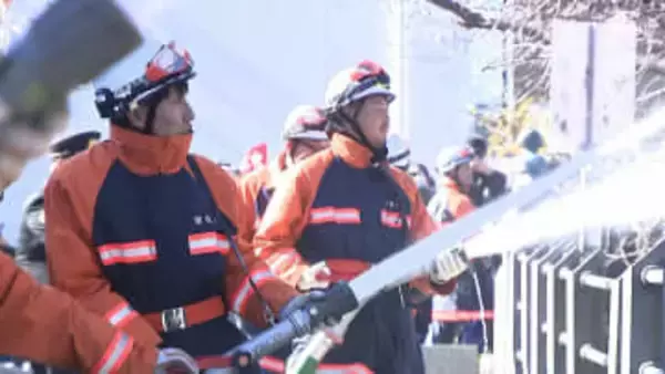 掛川城に向け一斉放水も 新春恒例消防出初式＝静岡・掛川市