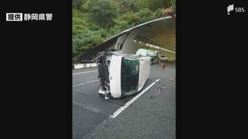 新東名高速道路上り線で車両横転事故 現場付近で車線規制＝静岡・藤枝市（10月26日午前11時45分）