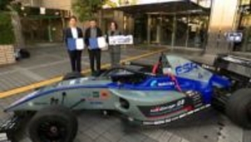 市役所にレーシングカー登場 訪日客を富士スピードウエイから静岡市内へ チーム運営会社と協定＝静岡市