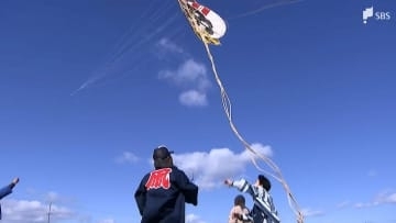 色鮮やかな凧が”遠州のからっ風”に乗って大空を彩る恒例の「遠州横須賀凧揚げまつり」開催＝静岡・掛川市