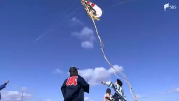 色鮮やかな凧が”遠州のからっ風”に乗って大空を彩る恒例の「遠州横須賀凧揚げまつり」開催＝静岡・掛川市