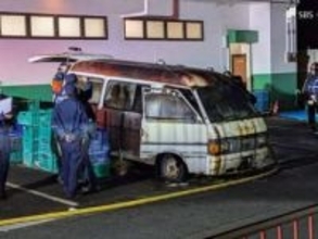 「白いバンの左後部座席から約1～2mの炎及び黒煙が上がっている」倉庫として使用する廃車が焼失 けが人なし =静岡県警