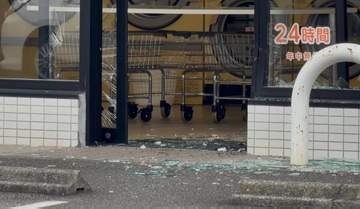 「アクセルを踏み込みすぎた」82歳男性の軽乗用車がコインランドリーに突っ込む＝静岡市