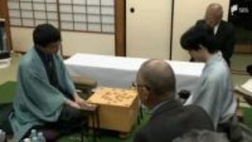 王将戦第1局 藤井聡太六冠敗れる「苦しい時間が長い将棋に」先勝の永瀬拓矢九段「引き続き頑張る」＝静岡・掛川市