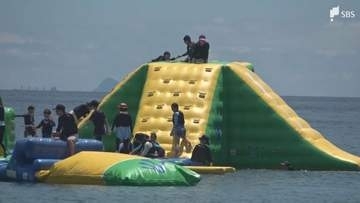「怖かったけど楽しかった」海上アスレチック「スプラッシュウォーターパーク」2年ぶりに設置 海水浴客に人気＝静岡・南伊豆町弓ヶ浜
