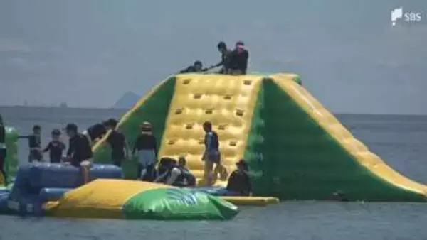 「怖かったけど楽しかった」海上アスレチック「スプラッシュウォーターパーク」2年ぶりに設置 海水浴客に人気＝静岡・南伊豆町弓ヶ浜