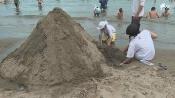 8月11日は「山の日」 お出かけ日和の祝日で各地にぎわう ビーチでは「砂山づくり」に励む人も＝静岡