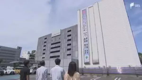 サッカーW杯日本代表に浜松出身の伊藤洋輝選手と後藤啓介選手 市役所に選出祝う懸垂幕＝浜松市
