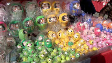 「幸せを授かって」日本三大だるま市・毘沙門天大祭が開幕 40のダルマ店が軒を連ねる＝静岡・富士市