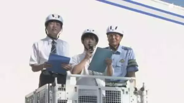 「自分のため家族のためにヘルメットを」高校生が“DJポリス” 警察の特殊車両の上から呼びかけ＝静岡・沼津市