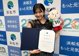 「名刺もらい実感がわいた 浜松を精一杯アピールしたい」モーニング娘。'26 弓桁朱琴さん「やらまいか大使」に 「アクトで凱旋ライブを」中野市長が熱望