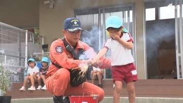 「大人と一緒に」花火の安全な遊び方、こども園の園児たちが学ぶ＝静岡・菊川市