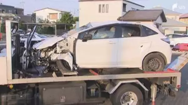 「右手に窓のフレームが刺さっている」乗用車が民家などに衝突、横転する事故 運転手の高齢男性が死亡＝浜松市