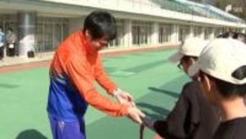 「教えてもらったことを生かして頑張りたい」小中学生ランナーが東京パラ銅メダリストから指導＝静岡・富士市