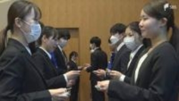 地元企業80社の合同入社式 150人が社会人の一歩 名刺交換など実践的な新人研修も＝浜松市