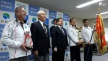 「市の絆深まった」"しずおか市町対抗駅伝"連覇の浜松市北部と清水町に優勝ペナント贈呈  =静岡