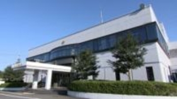 「咳込んでいて、気付いたらぶつかっていた」大型トラックが電柱に衝突 事故の影響で一時530戸停電か＝静岡・藤枝市