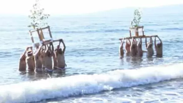 “男がオトコを磨く祭り” 年男らが無病息災などを祈願し極寒の海へ「厳冬海中みそぎ祭り」開催＝静岡・沼津市