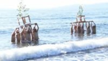 “男がオトコを磨く祭り” 年男らが無病息災などを祈願し極寒の海へ「厳冬海中みそぎ祭り」開催＝静岡・沼津市