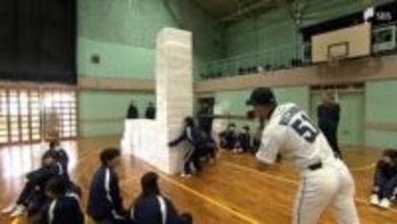 発泡スチロールをどこまで積める？ 高校で白熱「スタッキングボックス」モノマネ芸人ニッチローさんがサポート ＝静岡