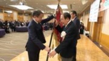 「いよいよあす号砲」前回優勝の浜松市北部・清水町が優勝旗返還 しずおか市町対抗駅伝・前夜祭 =静岡市