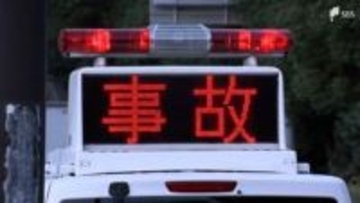 国道150号富士見橋で乗用車とトラック衝突　上下線通行止め＝静岡・焼津市