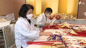 新年の縁起物「破魔矢（福矢）」づくり 「元気に、幸せに」と願い込め＝静岡浅間神社