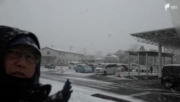 「あした来られなくなると困るので」静岡・御殿場市で11センチの積雪 期日前投票所には多くの有権者