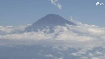 富士山で男性2人が意識不明 山頂付近と登山道で見つかる 5合目駐車場では土砂崩れ発生し車3台巻き込まれる＝静岡