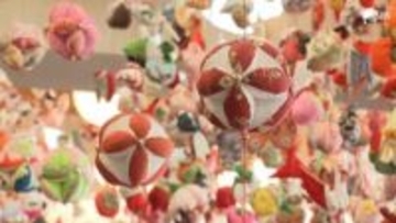 「よく見るとすごくかわいらしくて」ひなのつるし飾りを温泉旅館で展示期間限定で和菓子のサービスも＝静岡・伊豆の国市