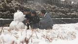 「「沼津で雪だるま作れるとは」静岡市で横なぐりの雪 御殿場市は積雪14センチ 東名・新東名も一部通行止め=静岡県」の画像1
