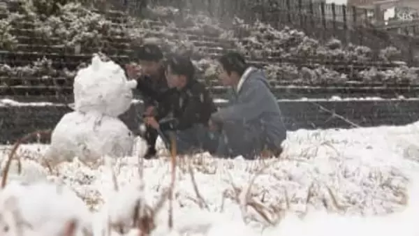 「沼津で雪だるま作れるとは」静岡市で横なぐりの雪 御殿場市は積雪14センチ 東名・新東名も一部通行止め=静岡県