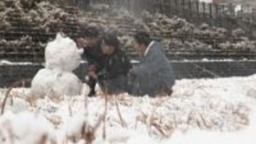 「沼津で雪だるま作れるとは」静岡市で横なぐりの雪 御殿場市は積雪14センチ 東名・新東名も一部通行止め=静岡県