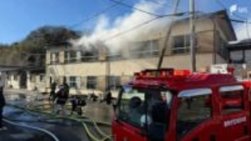 「2階から火と煙が上がっている」伊豆の国市のアパートで火災 消防による消火活動続く=静岡