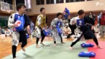 「まくらを使ってお仕置きよ」まくら投げを競技化全日本まくら投げ大会in伊東温泉が始まる＝静岡・伊東市