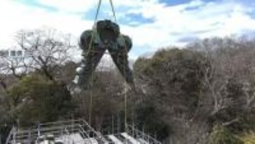 三嶋大社で”令和の大修理”進む 社殿の屋根葺き替えで巨大な棟飾りが地上に=静岡・三島市