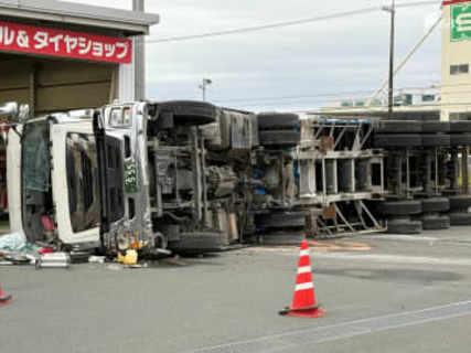 トレーラー突っ込み横転