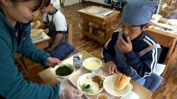 栄養豊富な「青パパイヤ」が給食に初登場 西伊豆では高級「すじ青のり」 地域の特産品を学ぶ=静岡