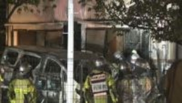 「バッテリー充電中に火が出た」乗用車から出火し全焼、隣接の車両3台も焼き、さらに住宅も半焼＝浜松市中央区