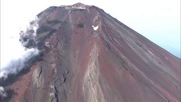 富士山で救助相次ぐ…山頂付近で外国籍女性2人を救助 体調不良やけがで歩行不能に=静岡県警