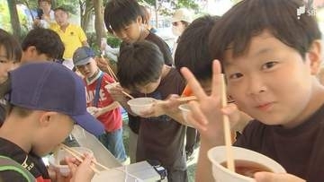 「めっちゃおいしい！最高」流しそうめんで夏休みの思い出作り 子どもたちが箸で次々キャッチ＝静岡・富士市