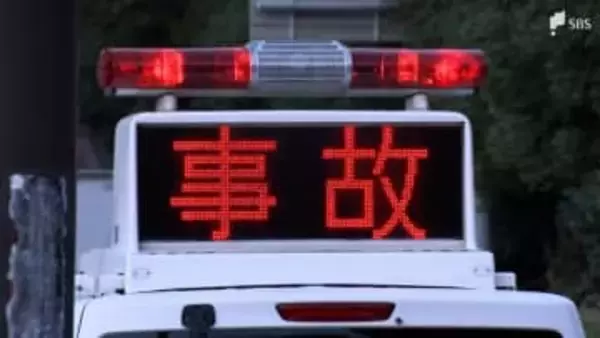 国道1号浜名バイパス下り線 乗用車3台絡む事故で1台横転 1人が病院に運ばれる＝静岡・湖西市