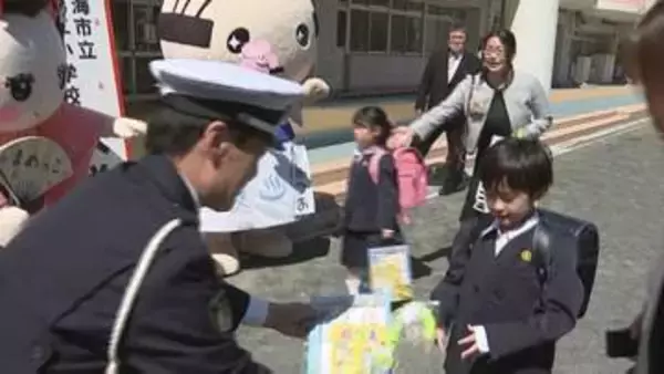 「車に気を付けて学校にくるんだよ」入学式で新1年生に交通安全など呼びかけ=静岡・熱海市
