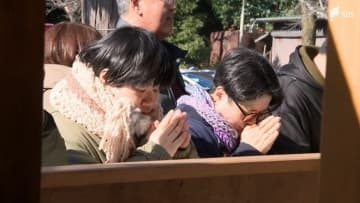 「無事に健康に生きられたら」初詣で神社にぎわう 願いが叶うとされる「叶え馬」には行列も＝静岡浅間神社
