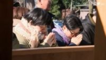 「無事に健康に生きられたら」初詣で神社にぎわう 願いが叶うとされる「叶え馬」には行列も＝静岡浅間神社