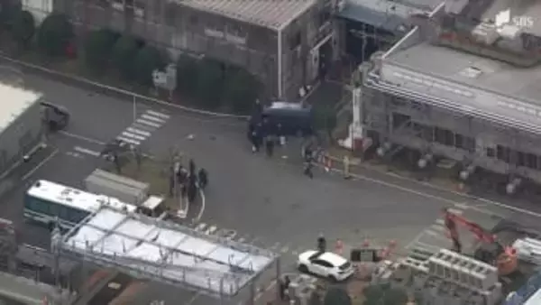 15人けがの刺傷事件 容疑者は車で制止振り切り突破か 車を乗り捨て犯行＝静岡・三島市