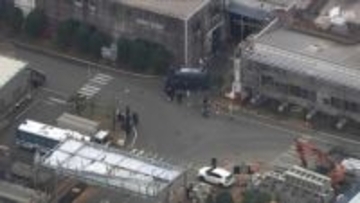 15人けがの刺傷事件容疑者は車で制止振り切り突破か車を乗り捨て犯行＝静岡・三島市